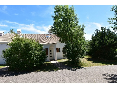 kaufen-ferienhaus-noordwijkerhout-vorderseite-eingang-und-mediterraner-stil-recreatieadviseurs...