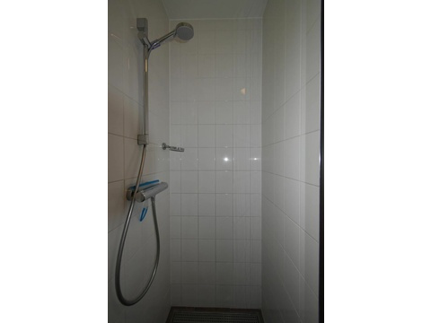 Eckhaus Duinresort Dunimar Badezimmer Waschbecken Spiegel Toilette Roompot06