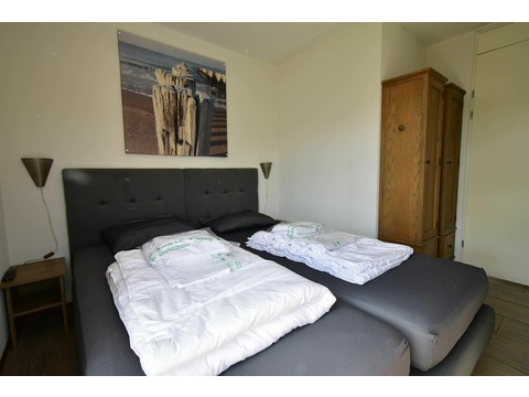 Haus Ouddorp Hauptschlafzimmer Garten Blick Fußweg Strand08