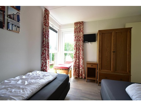 Haus Ouddorp Hauptschlafzimmer Garten Blick Fußweg Strand06