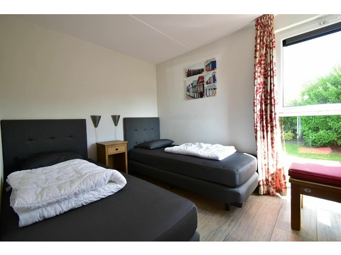 Haus Ouddorp Hauptschlafzimmer Garten Blick Fußweg Strand05