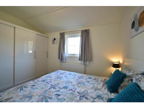 Ferienhaus EuroParcs De Rijp Hauptschlafzimmer Doppelbett 001
