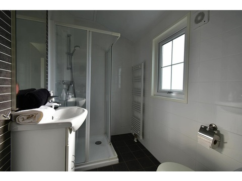 Ferienhaus EuroParcs De Rijp Badezimmer Toilette Komplett 007