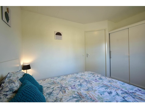Ferienhaus EuroParcs De Rijp Hauptschlafzimmer Doppelbett 002