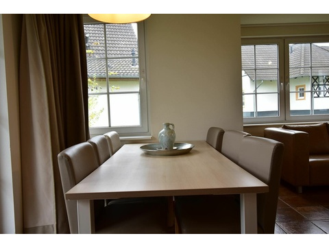 Freistehendes 4-Personen-Ferienhaus mit neuer Küche und 2 Bädern im Ferienresort Cochem027