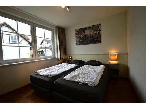 Freistehendes 4-Personen-Ferienhaus mit neuer Küche und 2 Bädern im Ferienresort Cochem034
