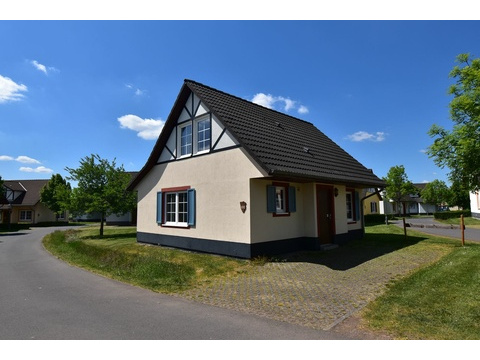 Freistehendes 4-Personen-Ferienhaus mit neuer Küche und 2 Bädern im Ferienresort Cochem001