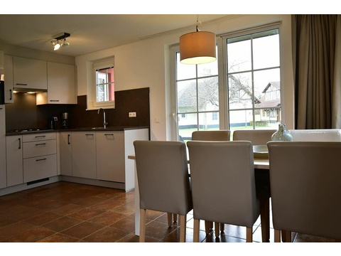 Freistehendes 4-Personen-Ferienhaus mit neuer Küche und 2 Bädern im Ferienresort Cochem025