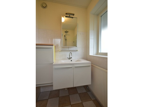 chalet-kaufen-summio-park-aquadelta-bruinisse-niederlande-badezimmer-waschtisch-spiegelschrank-2025
