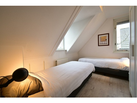 chalet-kaufen-summio-park-aquadelta-bruinisse-niederlande-schlafzimmer-obergeschoss-zwei-betten-2025