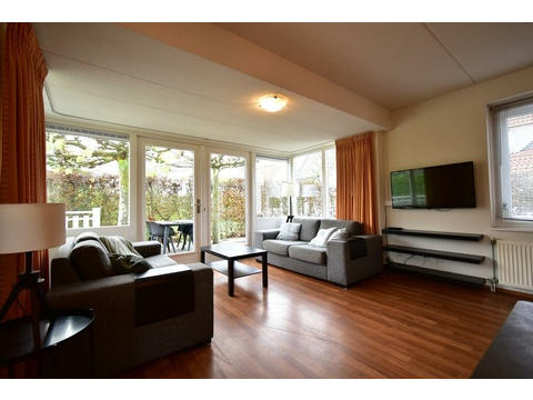 chalet-kaufen-summio-park-aquadelta-bruinisse-niederlande-wohnzimmer-sitzecke-veranda-2025