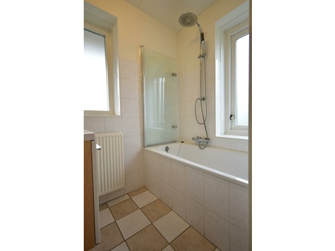 chalet-kaufen-summio-park-aquadelta-bruinisse-niederlande-ensuite-badezimmer-badewanne-regendusche...