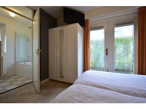 chalet-kaufen-summio-park-aquadelta-bruinisse-niederlande-hauptschlafzimmer-ensuite-badezimmer-2025