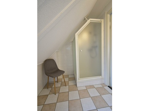 chalet-kaufen-summio-park-aquadelta-bruinisse-niederlande-badezimmer-oben-duschkabine-2025