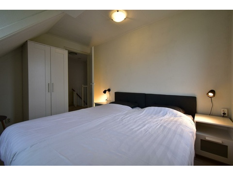 chalet-kaufen-summio-park-aquadelta-bruinisse-niederlande-schlafzimmer-doppelbett-kleiderschrank...