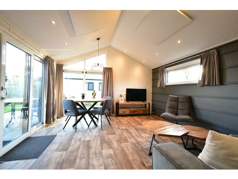 chalet-kaufen-europarcs-kaatsheuvel-wohnzimmer-essbereich-2025
