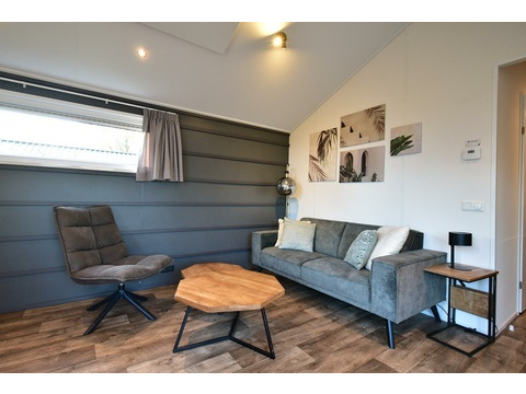 chalet-kaufen-europarcs-kaatsheuvel-wohnzimmer-sitzecke-2025