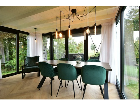 ferienhaus-kaufen-lakeside-resort-brielle-zwartewaal-essbereich-grosse-fenster-2026