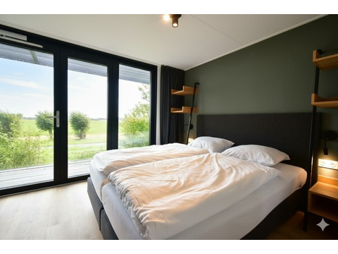 ferienhaus-kaufen-lakeside-resort-brielle-zwartewaal-schlafzimmer-1-blick-auf-weiden-2026