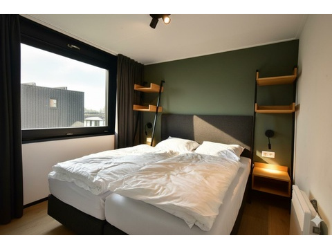 ferienhaus-kaufen-lakeside-resort-brielle-zwartewaal-schlafzimmer-3-fenster-2026