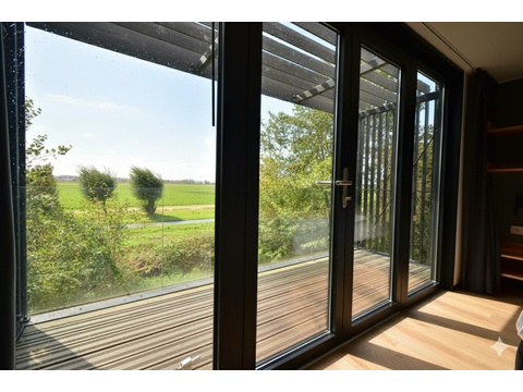 ferienhaus-kaufen-lakeside-resort-brielle-zwartewaal-balkon-blick-auf-weiden-2026