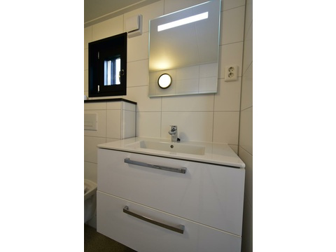 ferienimmobilie-kaufen-lakeside-resort-brielle-zwartewaal-badezimmer-2-waschtisch-2026
