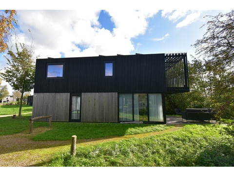 ferienhaus-kaufen-lakeside-resort-brielle-zwartewaal-seitenansicht-schiebtueren-2026