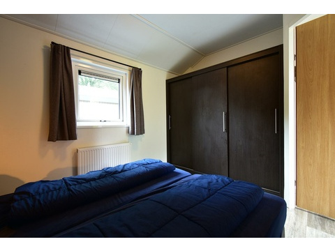 kaufen-chalet-biddinghuizen-schlafzimmer-schrankwand-stauraum-recreatieadviseurs-vakantiehuistekoop...