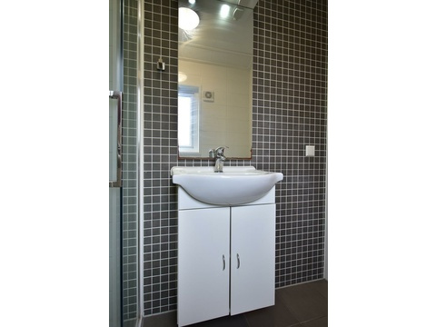 kaufen-chalet-biddinghuizen-badezimmer-waschbecken-recreatieadviseurs-vakantiehuistekoop-nl.jpg