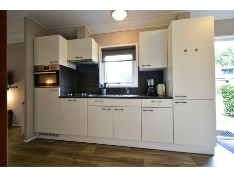 kaufen-chalet-biddinghuizen-kueche-vorderansicht-geraete-recreatieadviseurs-vakantiehuistekoop-nl...