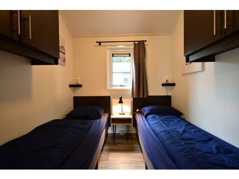 kaufen-chalet-biddinghuizen-gaestezimmer-zwei-betten-recreatieadviseurs-vakantiehuistekoop-nl.jpg