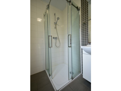 kaufen-chalet-biddinghuizen-badezimmer-duschkabine-recreatieadviseurs-vakantiehuistekoop-nl.jpg