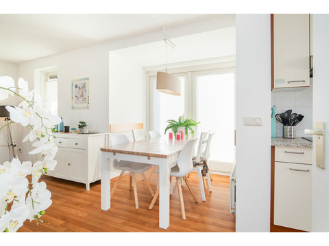 kamin-und-maritime-wanddekoration-lxry-property.jpg