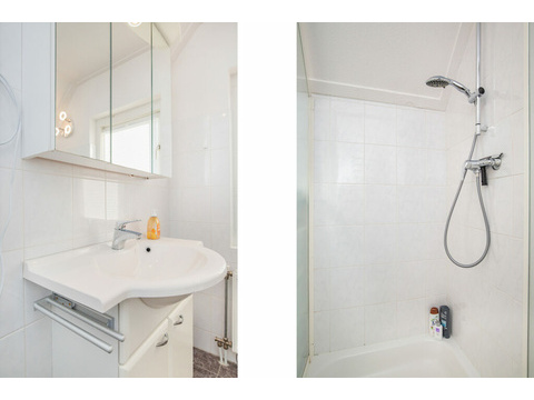 badezimmer-mit-dusche-und-weissen-fliesen-lxry-property.jpg