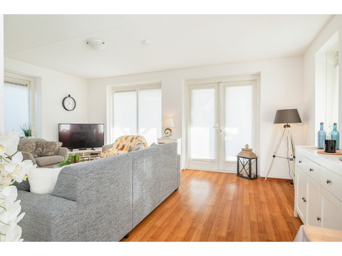 helles-wohnzimmer-mit-terrassentueren-lxry-property.jpg