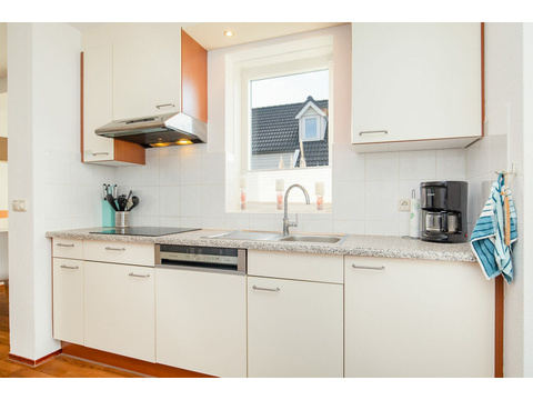 offene-kueche-und-blick-ins-wohnzimmer-lxry-property.jpg