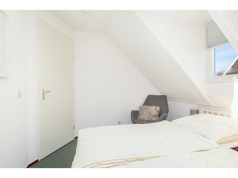 schlafzimmer-2-mit-zwei-einzelbetten-und-fenster-lxry-property.jpg