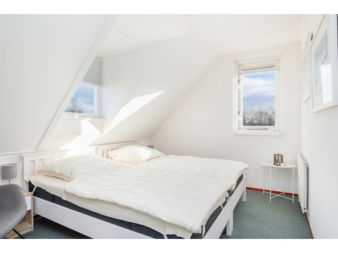 schlafzimmer-2-kleiderschrank-und-stauraum-lxry-property.jpg