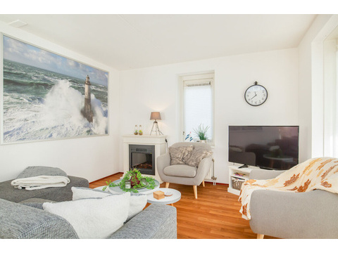 wohnzimmer-mit-kamin-und-maritimer-kunst-lxry-property.jpg