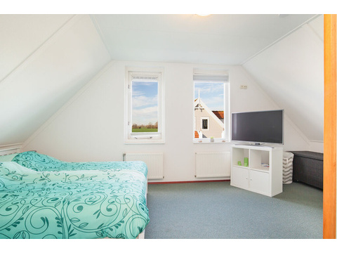 schlafzimmer-1-mit-kleiderschrank-und-stauraum-lxry-property.jpg