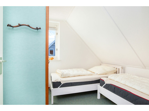 schlafzimmer-3-mit-einzelbetten-und-dekoration-lxry-property.jpg
