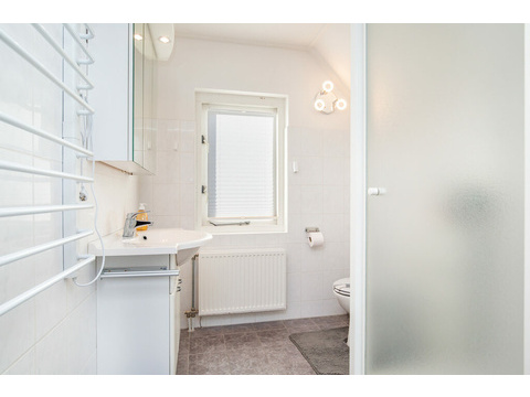 modernes-badezimmer-waschtisch-und-spiegelschrank-lxry-property.jpg