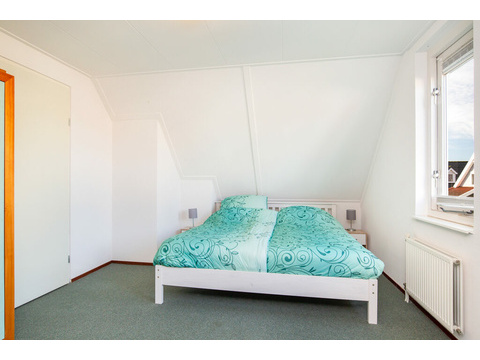 schlafzimmer-1-mit-doppelbett-und-nachttischen-lxry-property.jpg
