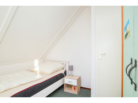 schlafzimmer-3-mit-schrank-und-interieurdetails-lxry-property.jpg