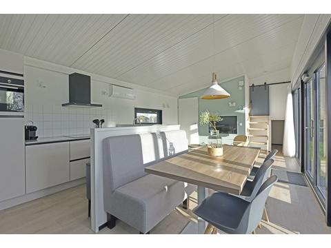 kaufen-meadow-brielle-wohnzimmer-essecke-kueche-recreatieadviseurs-vakantiehuistekoop-nl.jpg