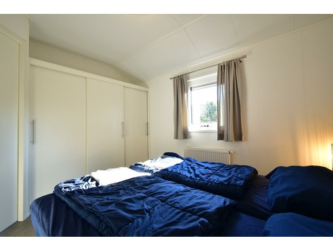 Schlafzimmer mit Schrankwand – Ferienhaus zu verkaufen Biddinghuizen