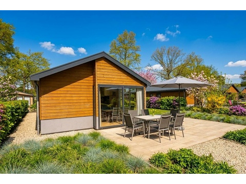 Vorderansicht mit Terrasse – Ferienhaus zu verkaufen Biddinghuizen