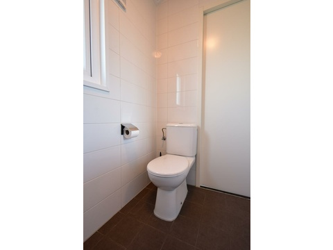 WC im Badezimmer – Ferienhaus zu verkaufen Biddinghuizen