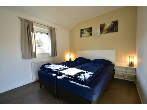 Schlafzimmer mit Bettaufstellung – freistehendes Ferienhaus zu verkaufen in Biddinghuizen...