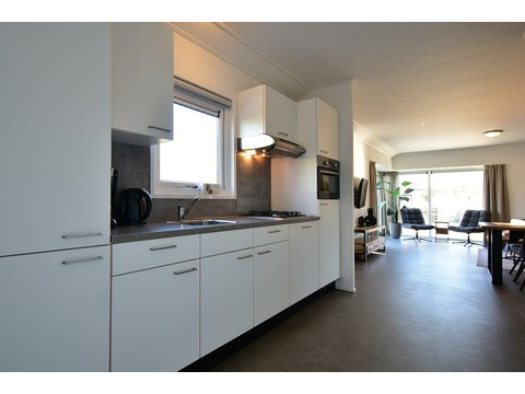 Küche mit Blick ins Wohnzimmer – Ferienhaus zu verkaufen Biddinghuizen